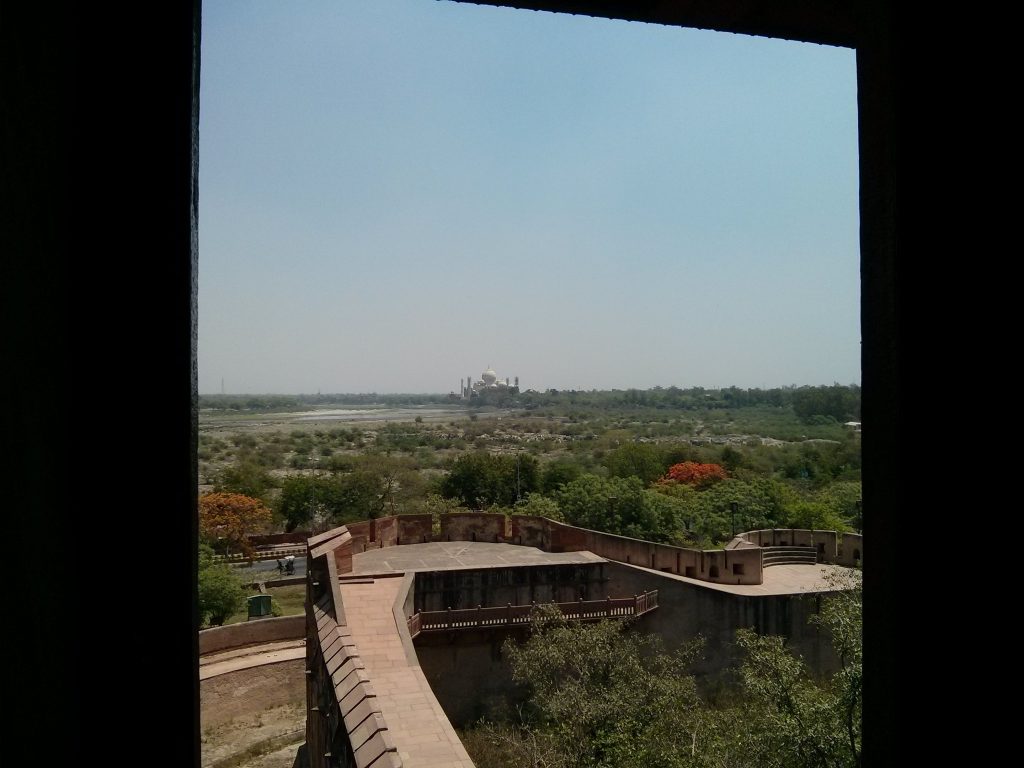 Kaksi kohdetta yhdellä kuvalla! Kuva Agran linnoituksesta kohti Taj Mahalia.